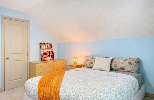 Cramahe House | 51 Acre Summer Farmhouse-Hottub, Stargazing, BBQ-Sleeps upto 8