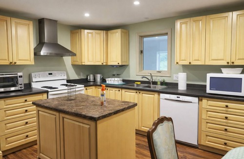 Cramahe House | 51 Acre Summer Farmhouse-Hottub, Stargazing, BBQ-Sleeps upto 8