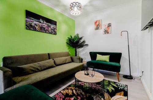 Redbridge House | 5BR House, Free Parking offA12, Contractor, Big Families, Relocation
