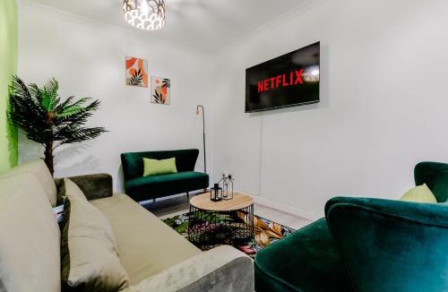 Redbridge House | 5BR House, Free Parking offA12, Contractor, Big Families, Relocation
