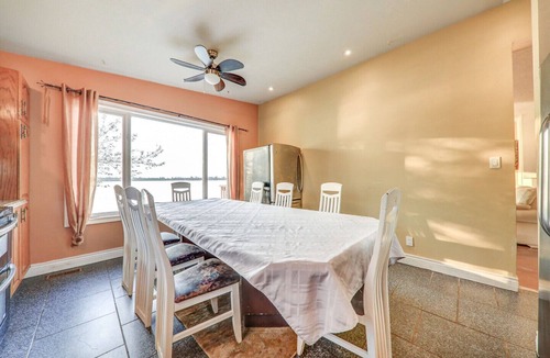 Janetville Cottage | 6 BR Lakefront Cottage , 20 Slps , 1 Hr From Toronto , Hot tub