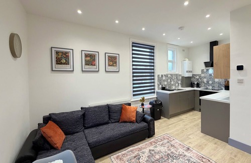 Cleethorpes Apartment | 6 Spacious 1-Bed Flat Sleeps 3 Secure Parking WiFi