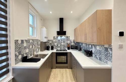 Cleethorpes Apartment | 6 Spacious 1-Bed Flat Sleeps 3 Secure Parking WiFi