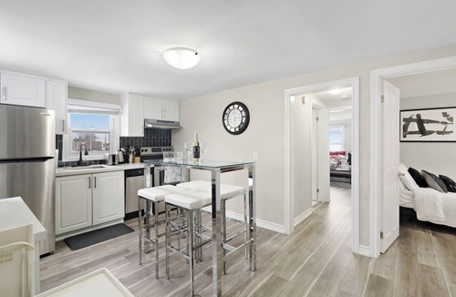 Niagara Falls House | 6BR Family Escape – Separate Floors, 5 Min to Fallsview | Free Parking + Wine