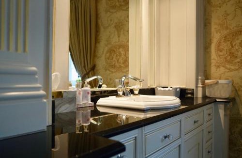 Chapelhall House | 6BR House with Butler, Sauna & Hot Tub in Glasgow