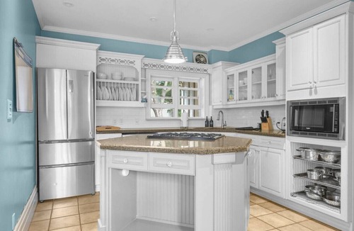 Cobourg House | 6BR | Pool, BBQ & Firepit | Mins to Beach and Downtown