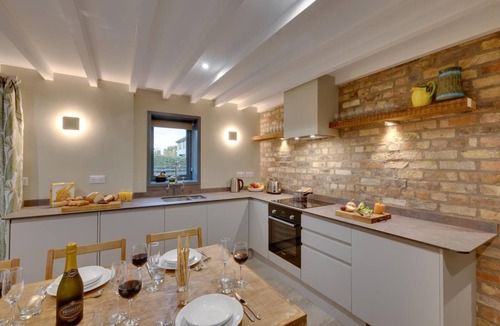 Holme-on-Spalding-Moor Cottage | 7 Bed in Holme-on-Spalding-Moor (oc-vy216)