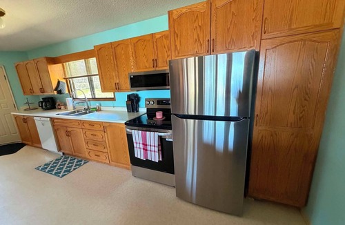 Kaministiquia House | 7-bed lakefront house with sauna, beach & boat launch — 15 min from Thunder Bay.
