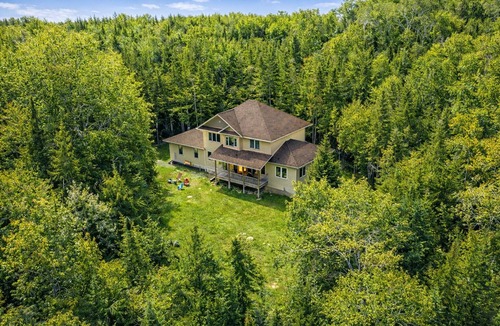 Colpoys Bay Cottage | 7-Bedroom Family Retreat Golf Simulator Hot Tub Game Room Near Tobermory
