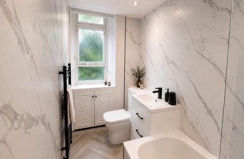 Glasgow Apartment | 8 Bed, Sleeps 10, Free Parking, Near City Centre