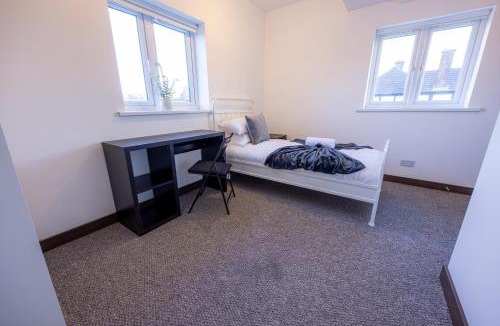 North Stifford Apartment | 8 Bedroom All En-suite, Spacious, Garden, Parking