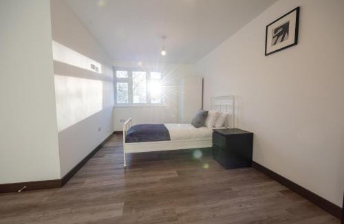 North Stifford Apartment | 8 Bedroom All En-suite, Spacious, Garden, Parking
