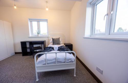 North Stifford Apartment | 8 Bedroom All En-suite, Spacious, Garden, Parking