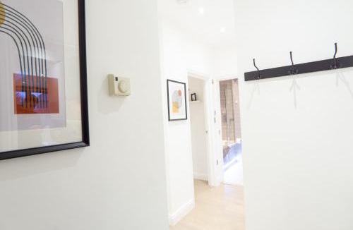 Hale Apartment | A beautiful Two Bedroom Flat with Garden & Parking