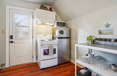 Strathcona Apartment | A Cozy Loft in the Heart of Hamilton