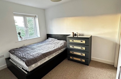 Loughton House | A cozy, spacious house with 2 bedrooms, 2 beds, 2 bathrooms
