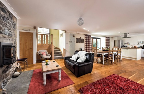 Dunning House | A large spacious 3 bedroomed house in farmyard courtyard.