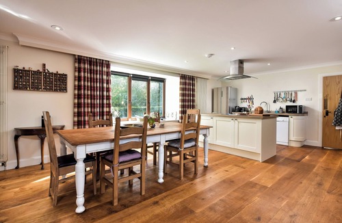 Dunning House | A large spacious 3 bedroomed house in farmyard courtyard.