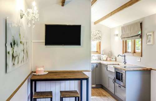 Alkborough Cottage | A lovely shepherd’s hut, set quietly in a paddock with shade from mature trees.