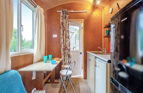 Abbess Roding Cottage | A lovely shepherd’s hut set in a quiet secluded part of the owner’s land.