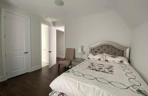 Newtonbrook House | A - Modern Room near Yonge-Finch -Willowdale Grand Residence