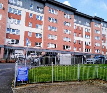 Glasgow House | A spacious double room with wi-fi & parking space