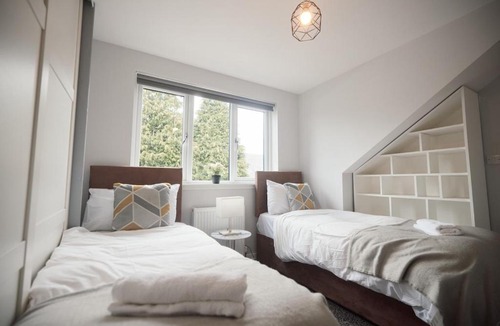 Larkhall House | A stunning And Slick Escape