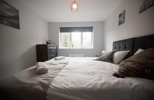 Larkhall House | A stunning And Slick Escape