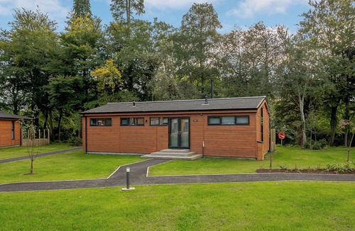 Annbank Ski Chalet | A stunning lodge with a centre lounge.