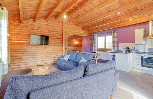 Scunthorpe Cabin | A stunning three bedroom lodge with a master bedroom served by an en-suite shower room, one double b