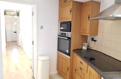 Potters Bar Apartment | A Stylish 1 Bedroom King-Size apartment - Easy London Access - sleeps 3 guests