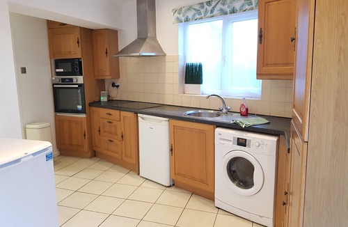 Potters Bar Apartment | A Stylish 1 Bedroom King-Size apartment - Easy London Access - sleeps 3 guests