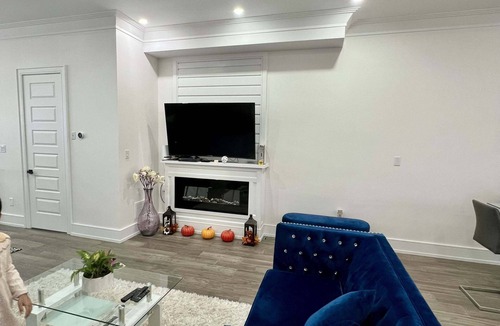 Clairlea - Birchmount House | A tasteful Brand New House - 10 Minutes to Bluffs beach.