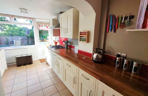 Wootton Bassett House | Air conditioned in Wiltshire. Dogs welcome. Cotswolds, Walks, Town and Country