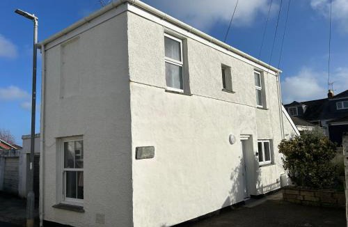 Mylor Churchtown House | Albion Cottage central Falmouth with parking and 10 minutes to the beach