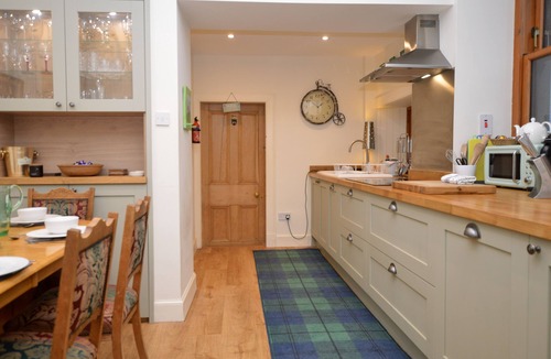 Tighnabruaich Cottage | Aldersyde Villa with wood-burning Hot Tub, sea views