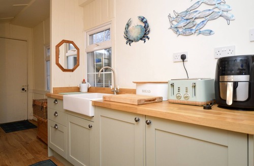 Tighnabruaich Cottage | Aldersyde Villa with wood-burning Hot Tub, sea views