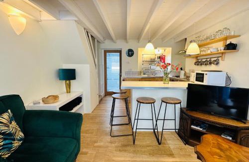 Mabe House | Alexander cottage