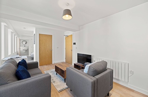 Offerton Apartment | Alexandra House by Guestz