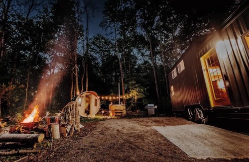 Simcoe Cabin | All Season Tiny Home in Forest with Sauna, Hot Tub & Wifi