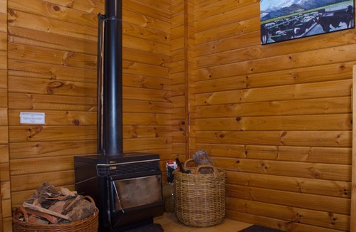 Hanmer Springs Cottage | ALPINE ON OREGON, pet friendly, with a garden in Hanmer Springs