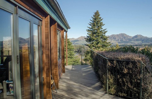 Hanmer Springs Cottage | ALPINE ON OREGON, pet friendly, with a garden in Hanmer Springs