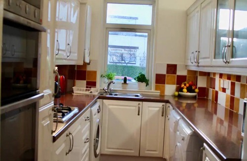 Cardonald Apartment | Amazing 2-Bed Home w/Private Garden Free Parking