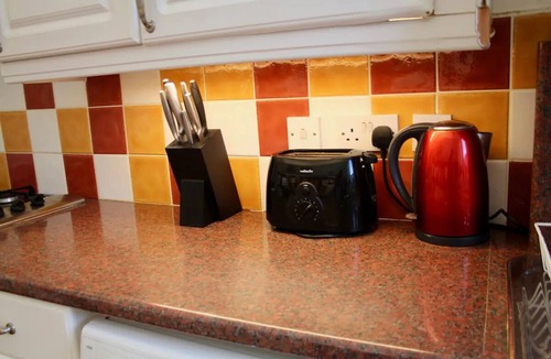 Cardonald Apartment | Amazing 2-Bed Home w/Private Garden Free Parking
