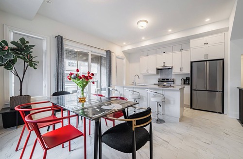 Oakville House | Amazing 6-bedroom Home in charming Oakville