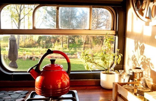 Woodbury House | Amazing Renovated Airstream with Hot-Tub Under the Stars in Canterbury