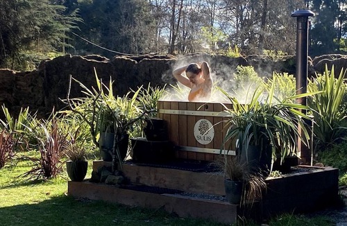 Woodbury House | Amazing Renovated Airstream with Hot-Tub Under the Stars in Canterbury