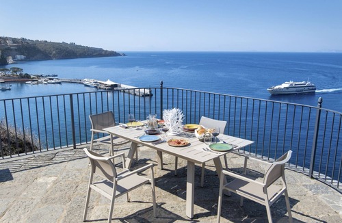 Sorrento City Centre Villa | AMORE RENTALS -Villa Galidia with Jacuzzi, Sea View, Garden and Air Conditioning