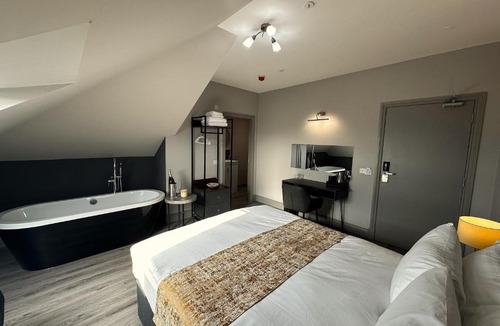 Dunfermline Hotel | Amorist Hotel