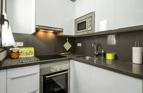 Santa Cruz Apartment | Angeles 1E. 2 bedrooms, 2 bathrooms next to the Cathedral